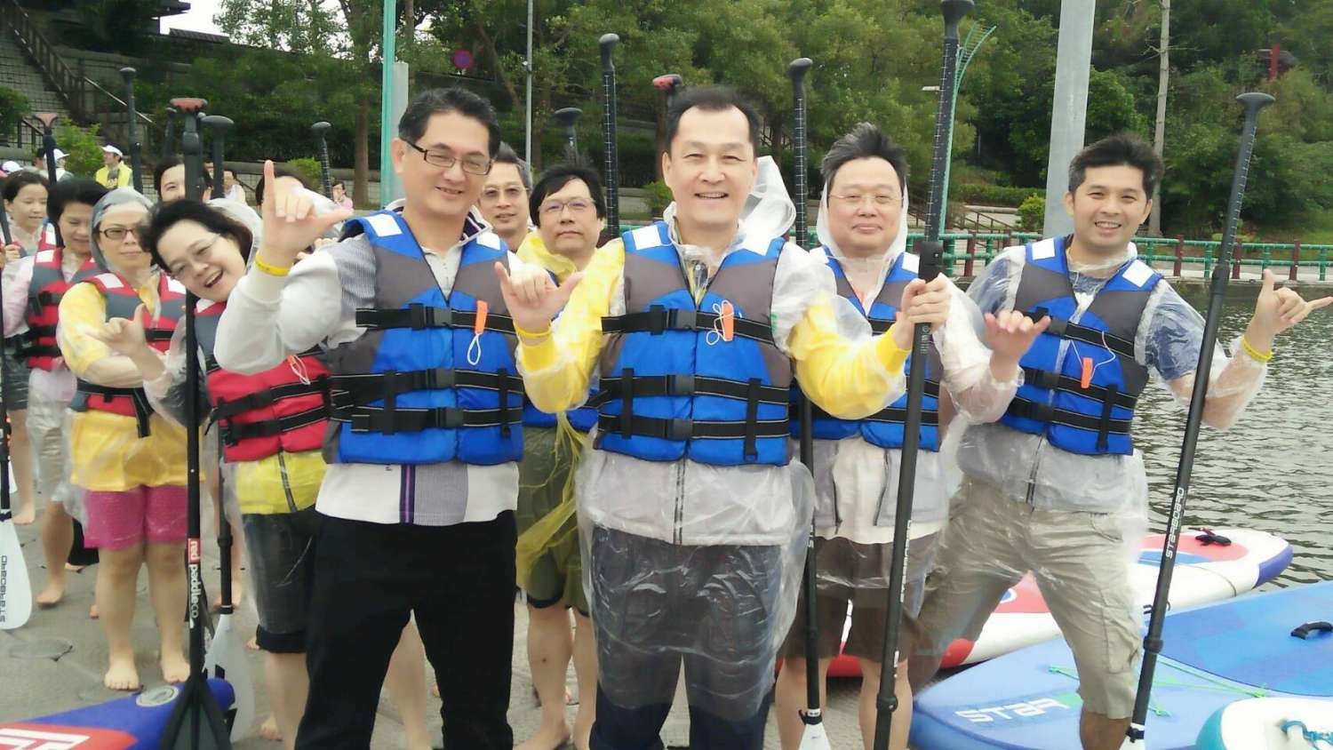 「百人白袍團」挑戰青草湖立式划槳 醫護人員難忘趣味新體驗