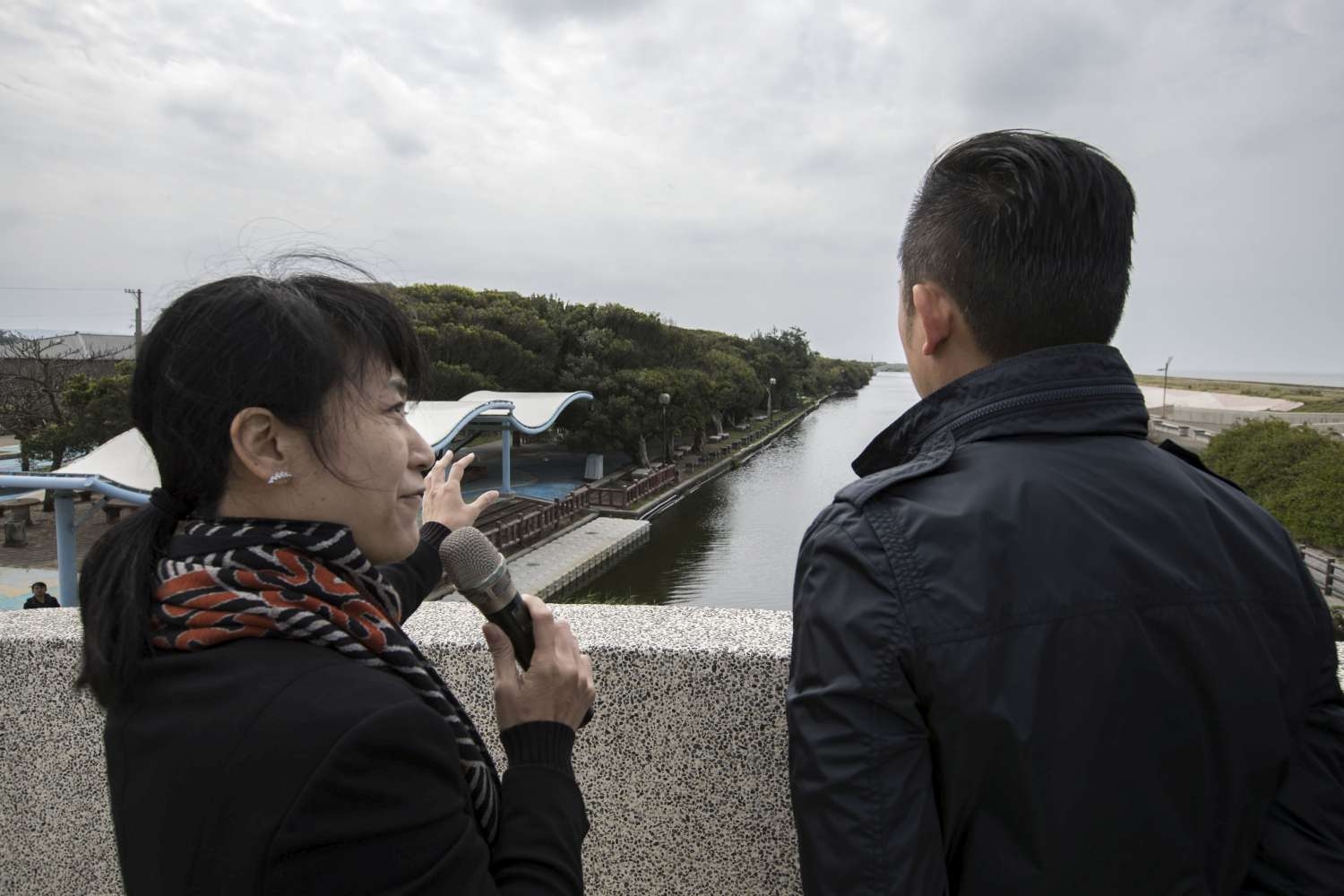 林智堅市長在設計師劉金花解說下，視察將改造的港南運河。