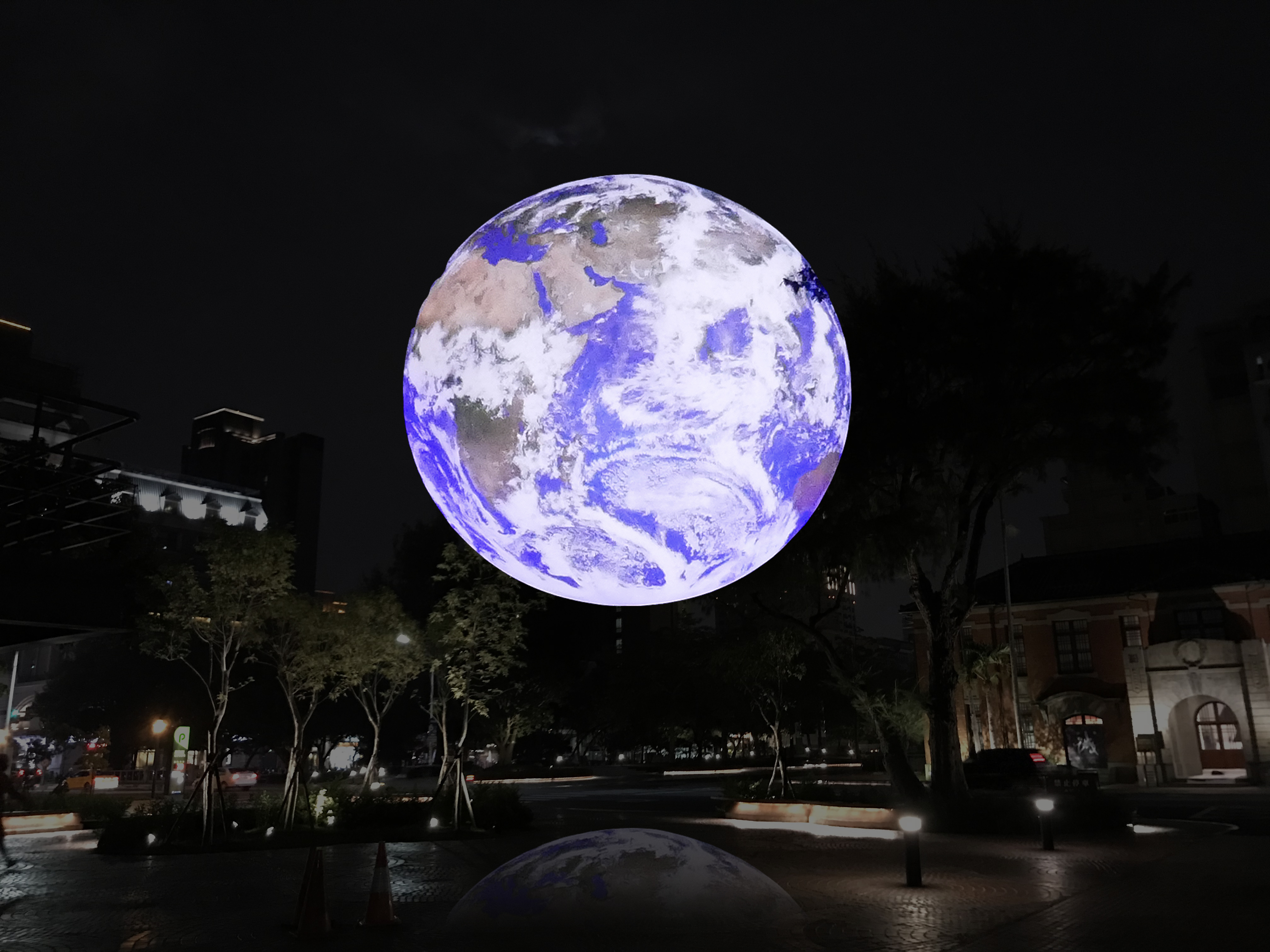 圖三：《蓋亞》為大型地球燈飾垂掛於幸福廣場上空，民眾接近觀賞彷彿太空人由月球俯瞰地球。|