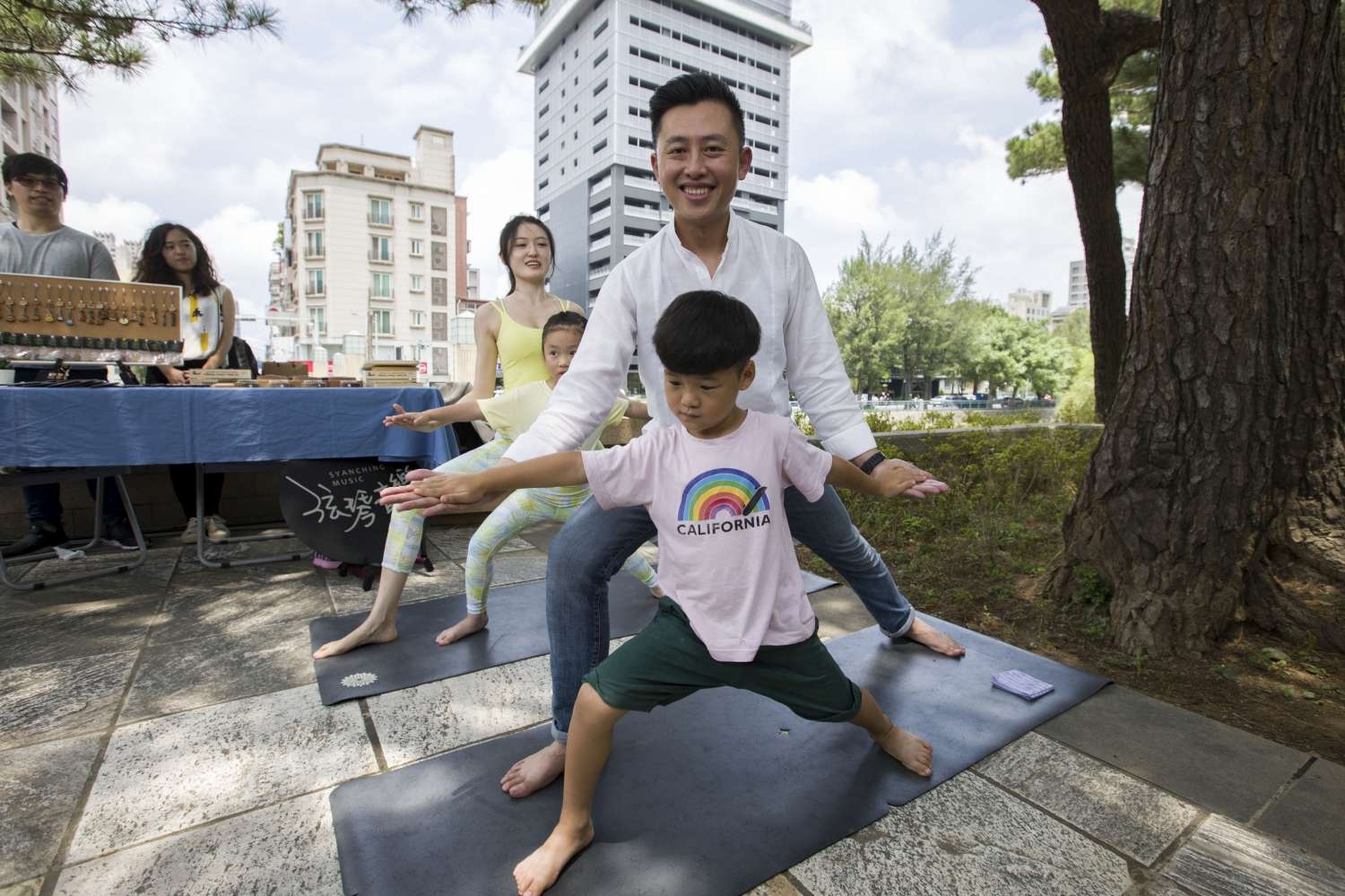 圖三：林智堅市長體驗親子瑜珈|
