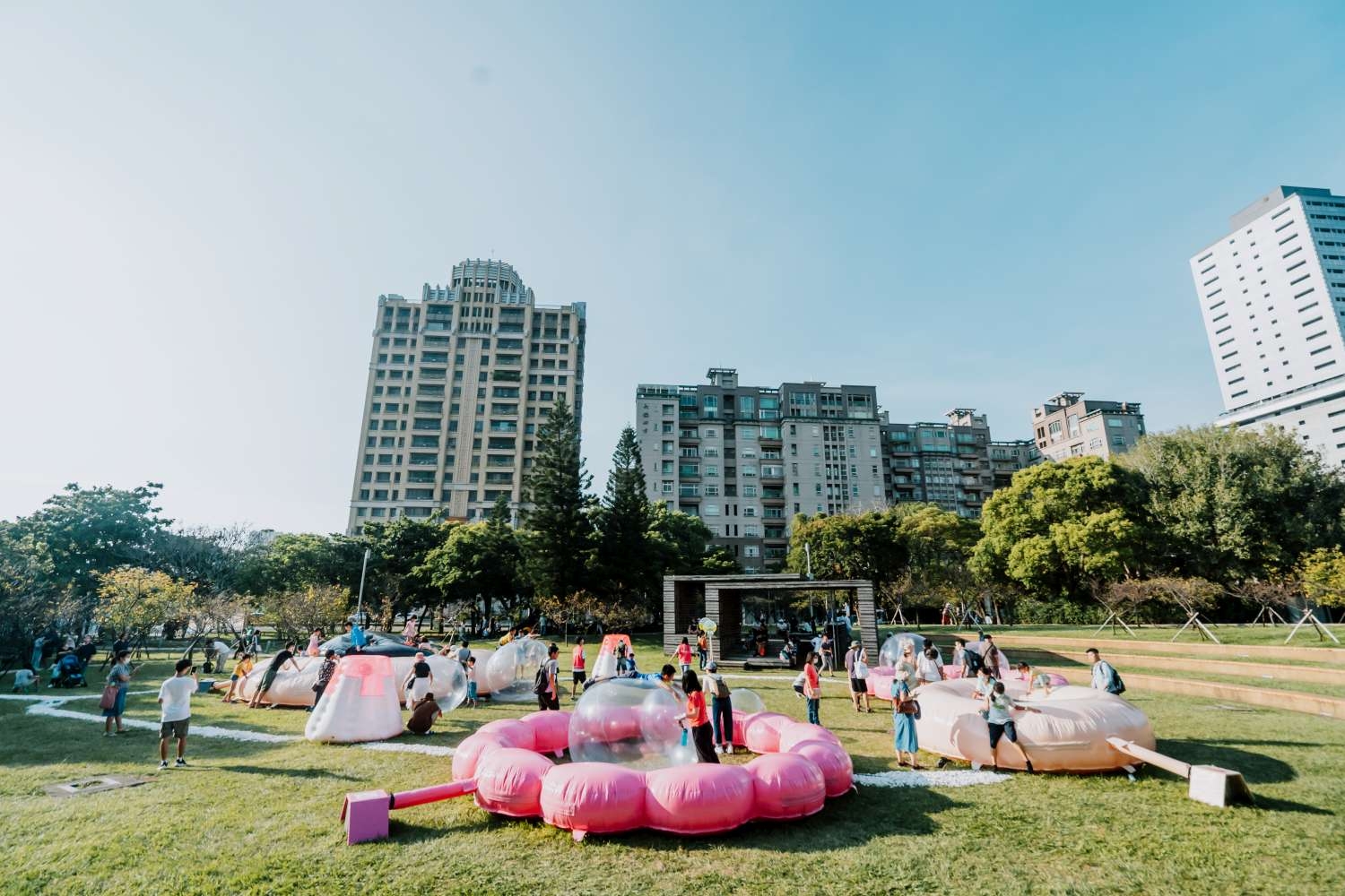 新竹公園圓形廣場的「泡泡遊戲場」，有巨型彈跳軟墊可以無限跳耀、空飄泡泡球還能玩傳球等。照片提供/衍序規劃設計提供，攝影師Kris Kang