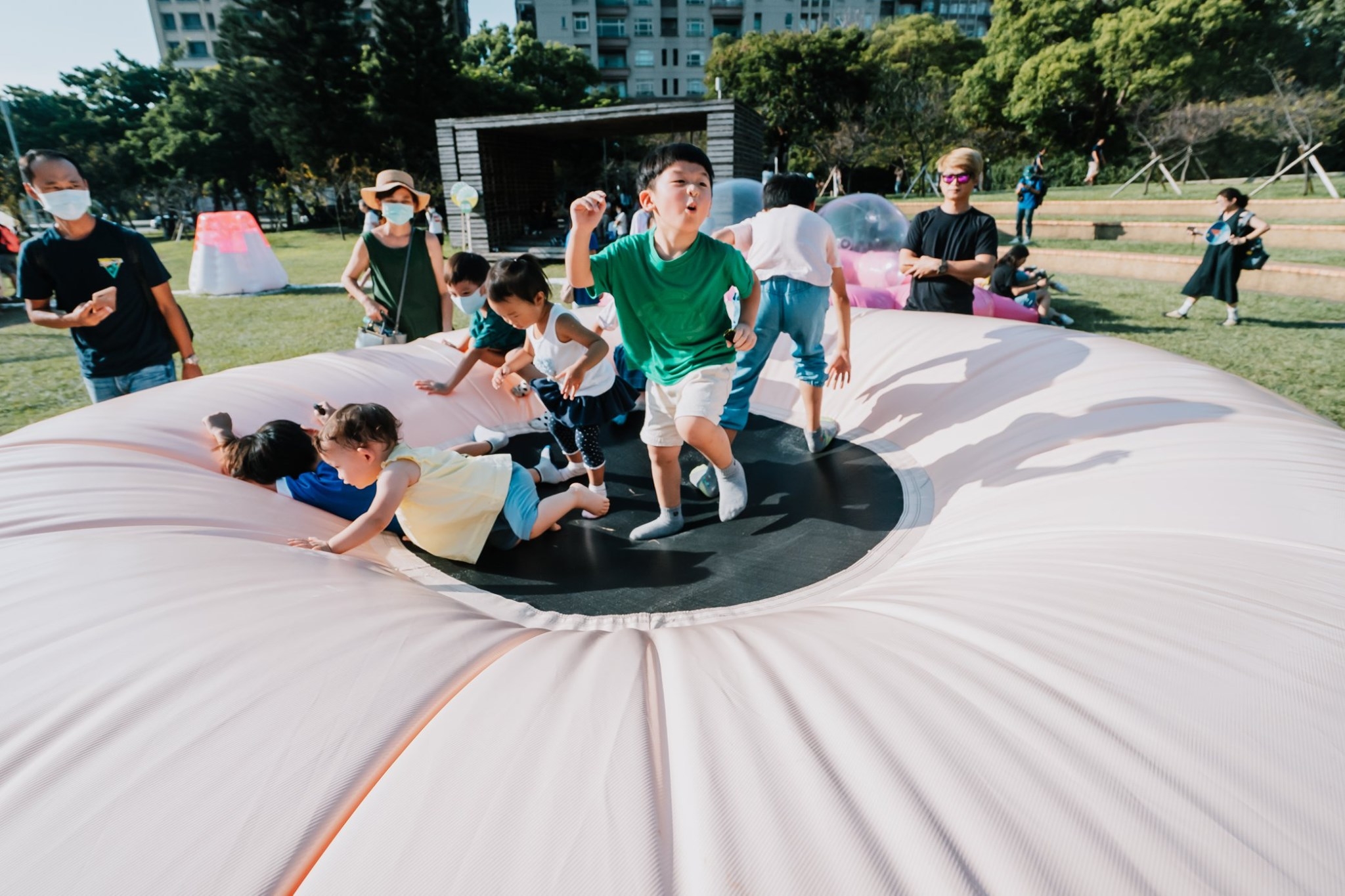 新竹公園圓形廣場的「泡泡遊戲場」，有巨型彈跳軟墊可以無限跳耀。照片提供/衍序規劃設計提供，攝影師Kris Kang