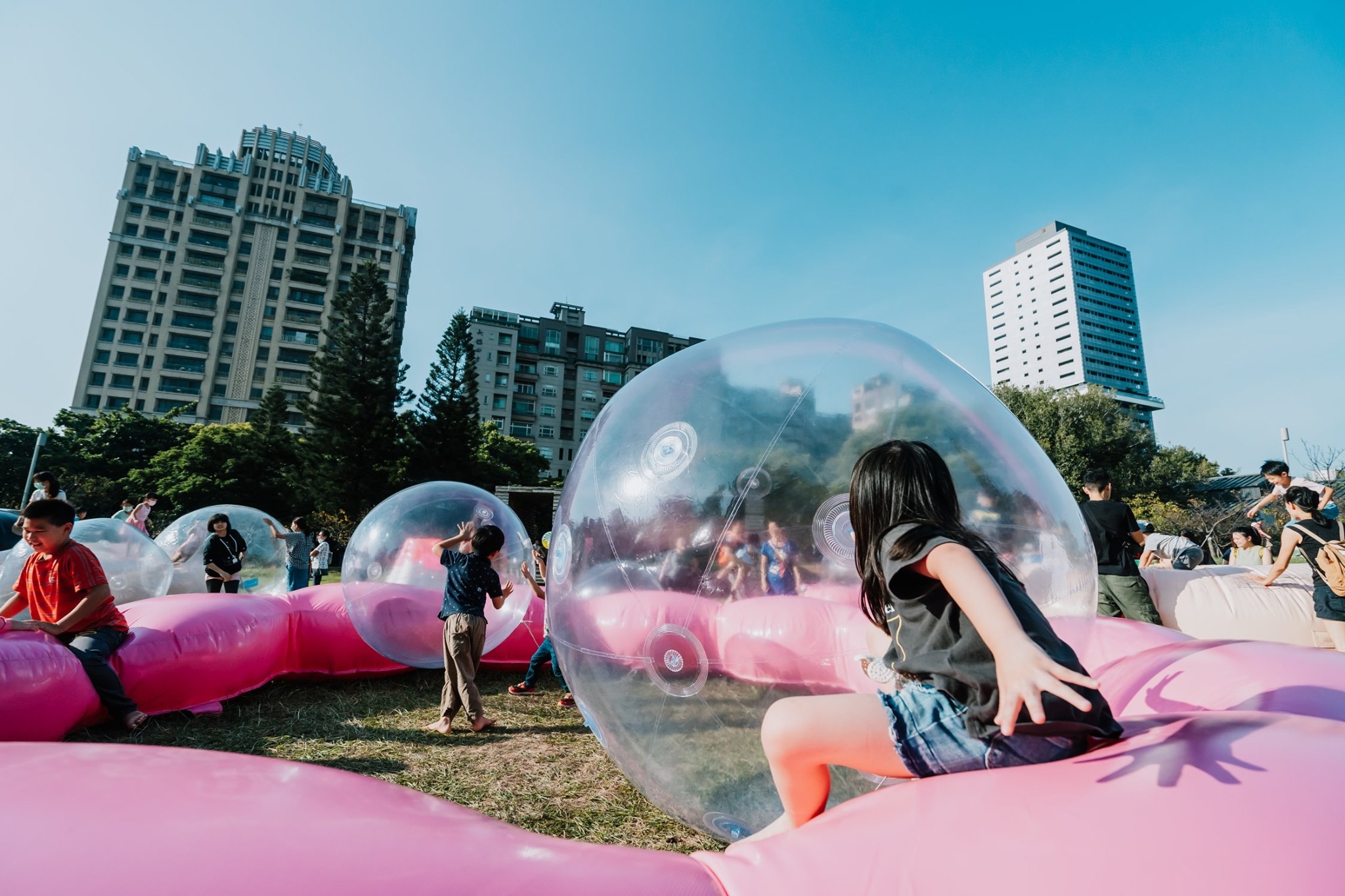 新竹公園圓形廣場的「泡泡遊戲場」，有空飄泡泡球還能玩傳球等。照片提供/衍序規劃設計提供，攝影師Kris Kang