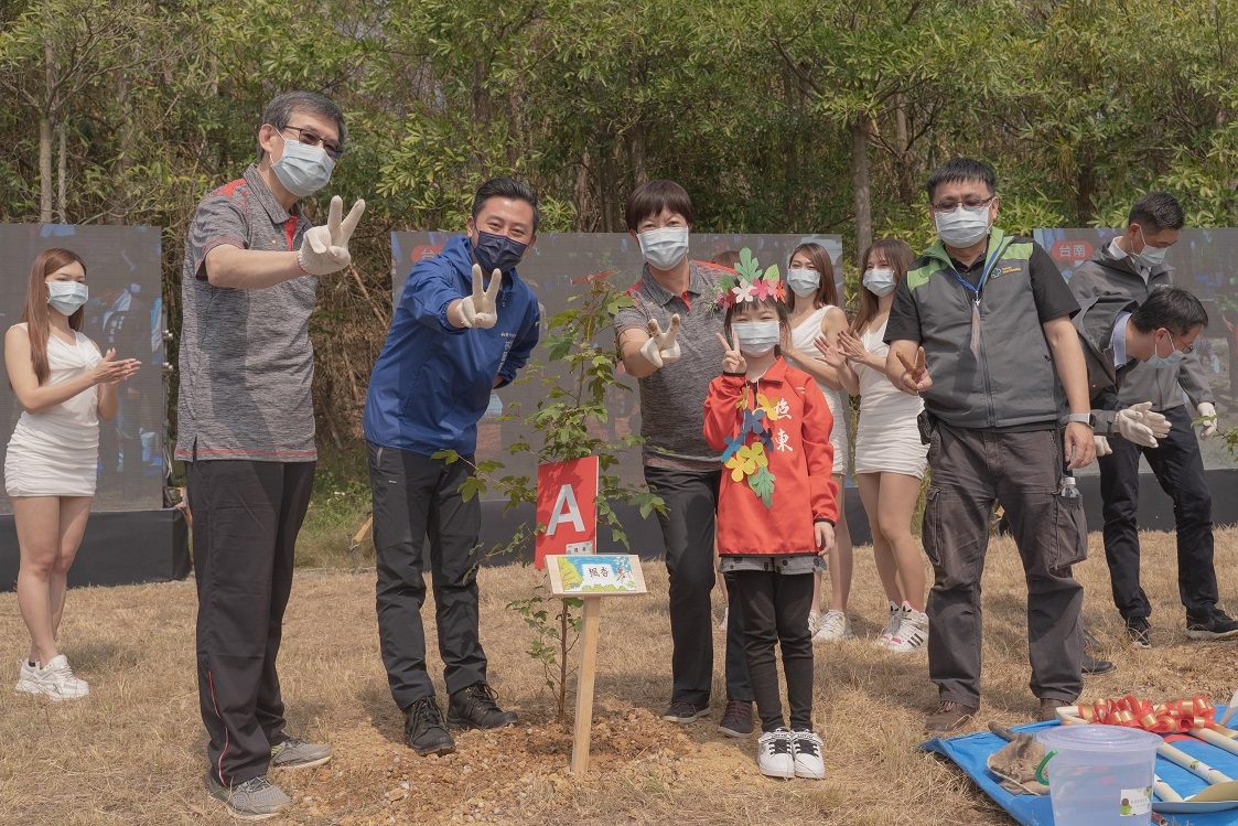 （左起）台積電資深副總秦永沛、新竹市長林智堅、台積電資深副總何麗梅一起種下楓香。
