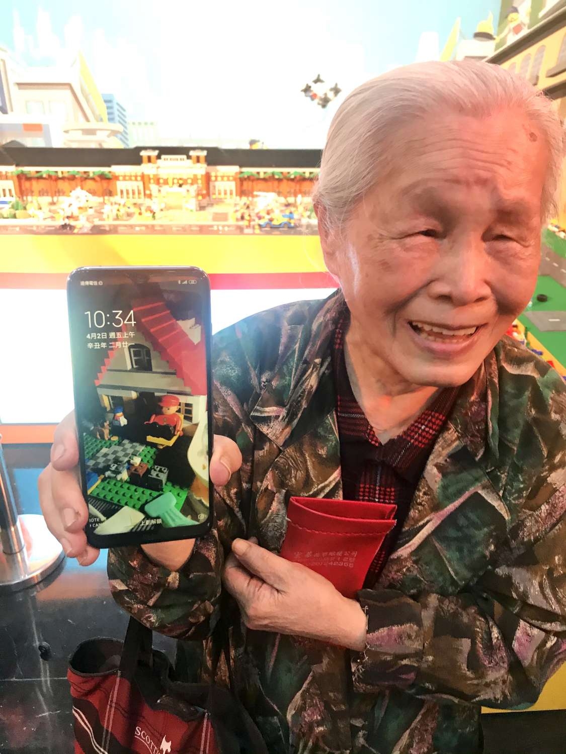 高齡92歲李何素鸞阿嬤朝聖樂高展，還興奮展示自己作品