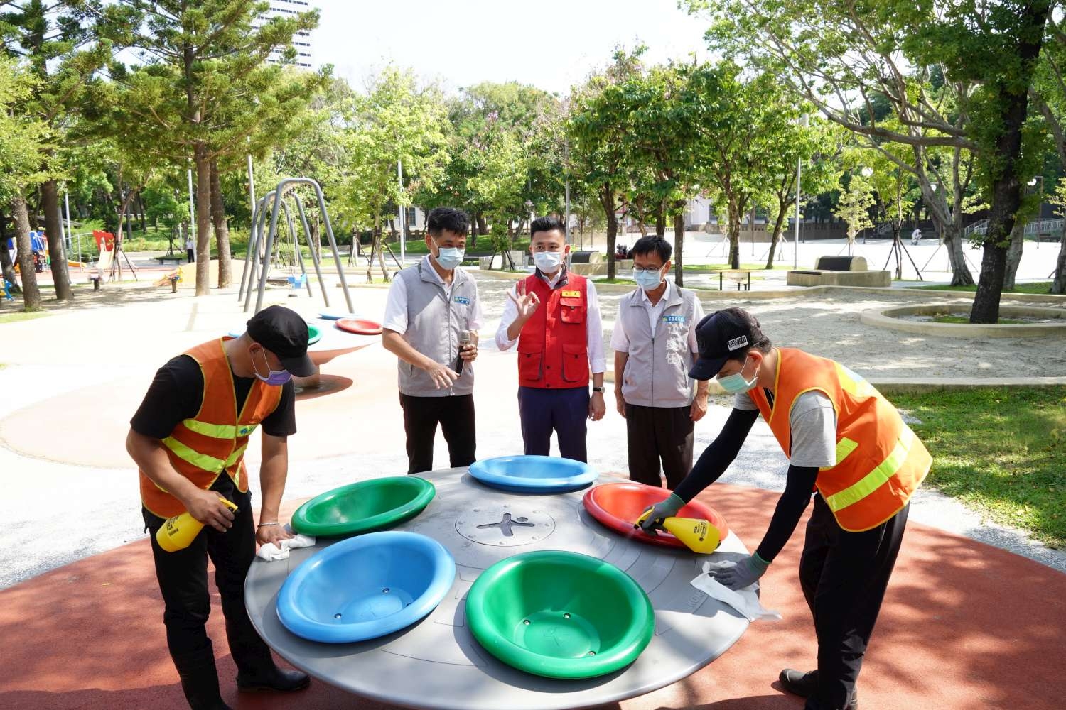 市長今視察新竹市公園大沙坑重啟整備工作，遊具已完成消毒清潔。