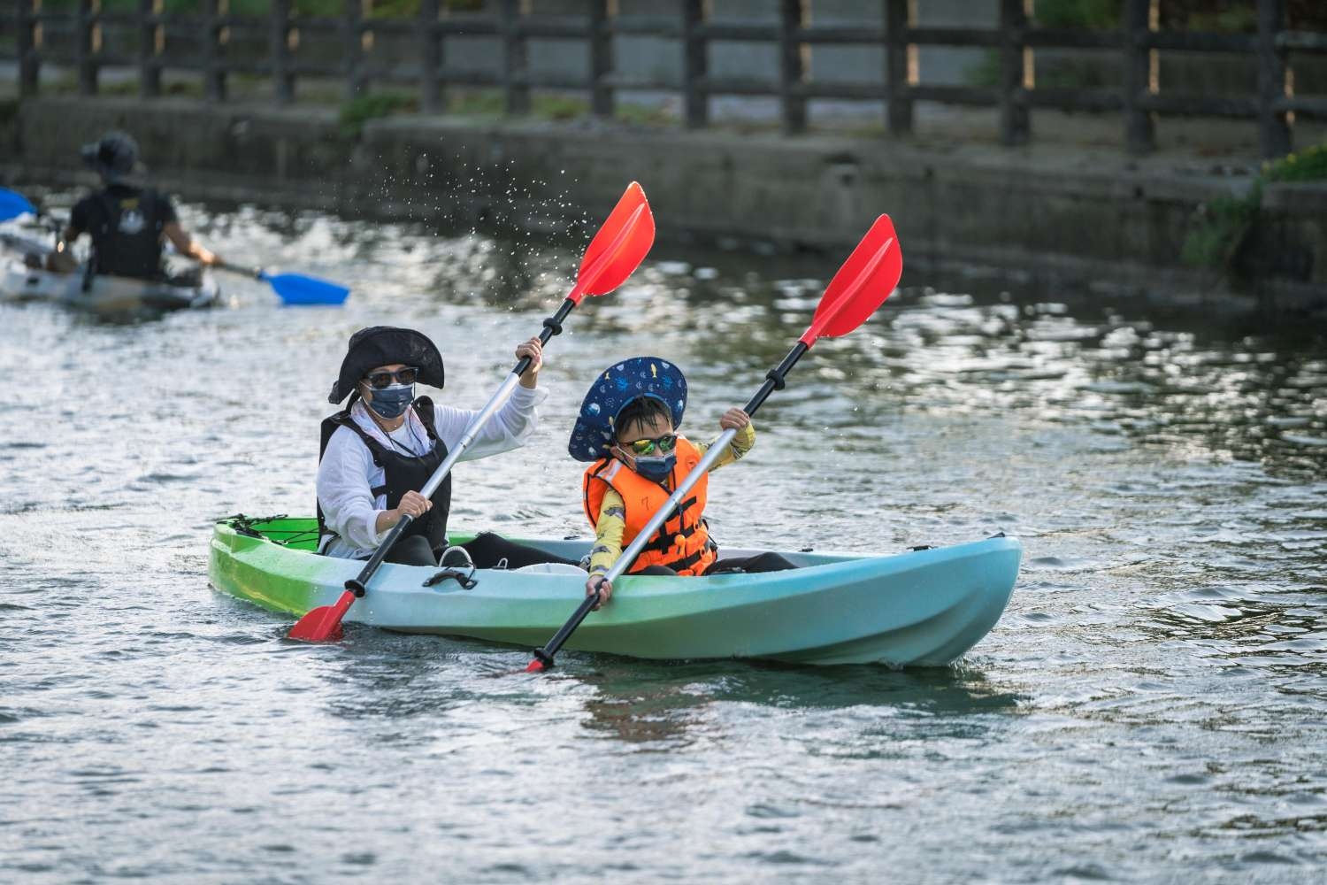 新竹市政府於中秋連假舉辦獨木舟體驗活動，吸引逾200人次報名參與。