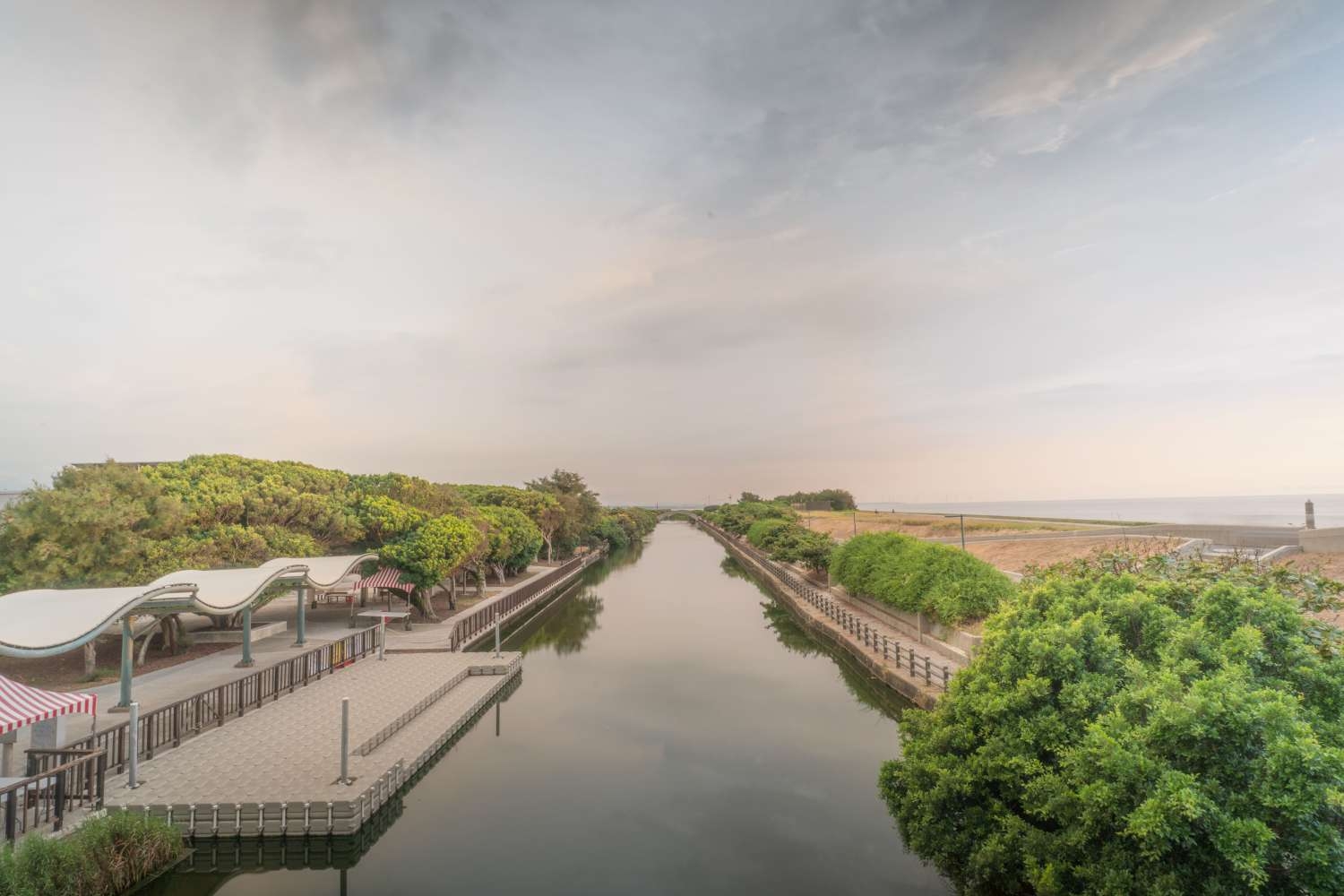 港南運河公園完成「進化三部曲」，上游設有全台單一最大「多層複合濾料淨化設施（MSL）」，每日導入3千頓活水，成功淨化優養化水域。