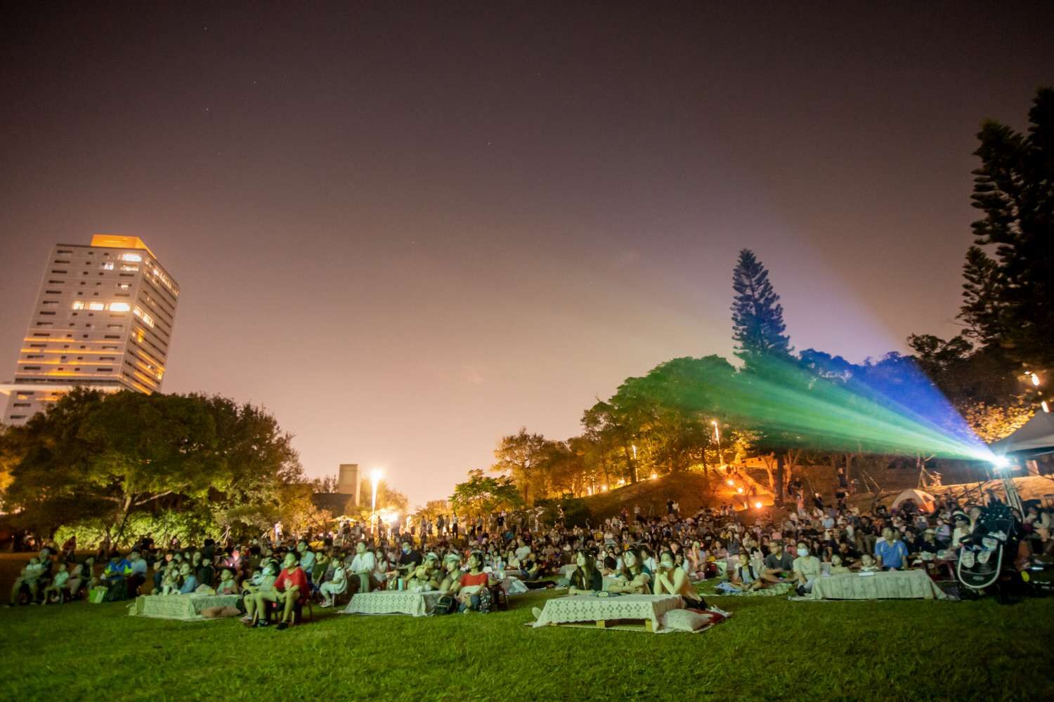 市府規劃「星光電影院」讓民眾可以攜家帶眷，在城市的綠地中盡情享受大自然與文藝的結合。