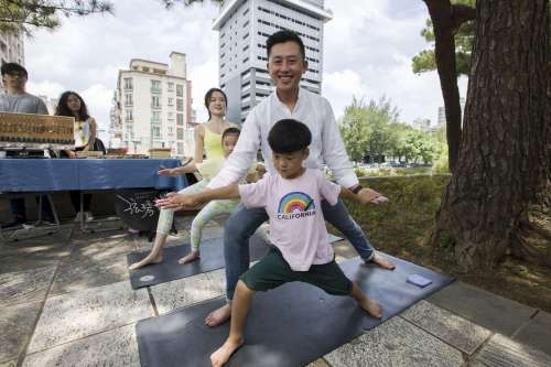 圖三：林智堅市長體驗親子瑜珈