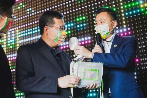 新竹市長林智堅贈送桃園市長鄭文燦2020台灣設計展專屬的設計包
