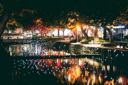 入選阿姆斯特丹燈節的台灣團隊「有用主張」陳冠宏、陳映竹在護城河面上打造「光訊 – 粼河」，宛如許多「螢火蟲」駐足