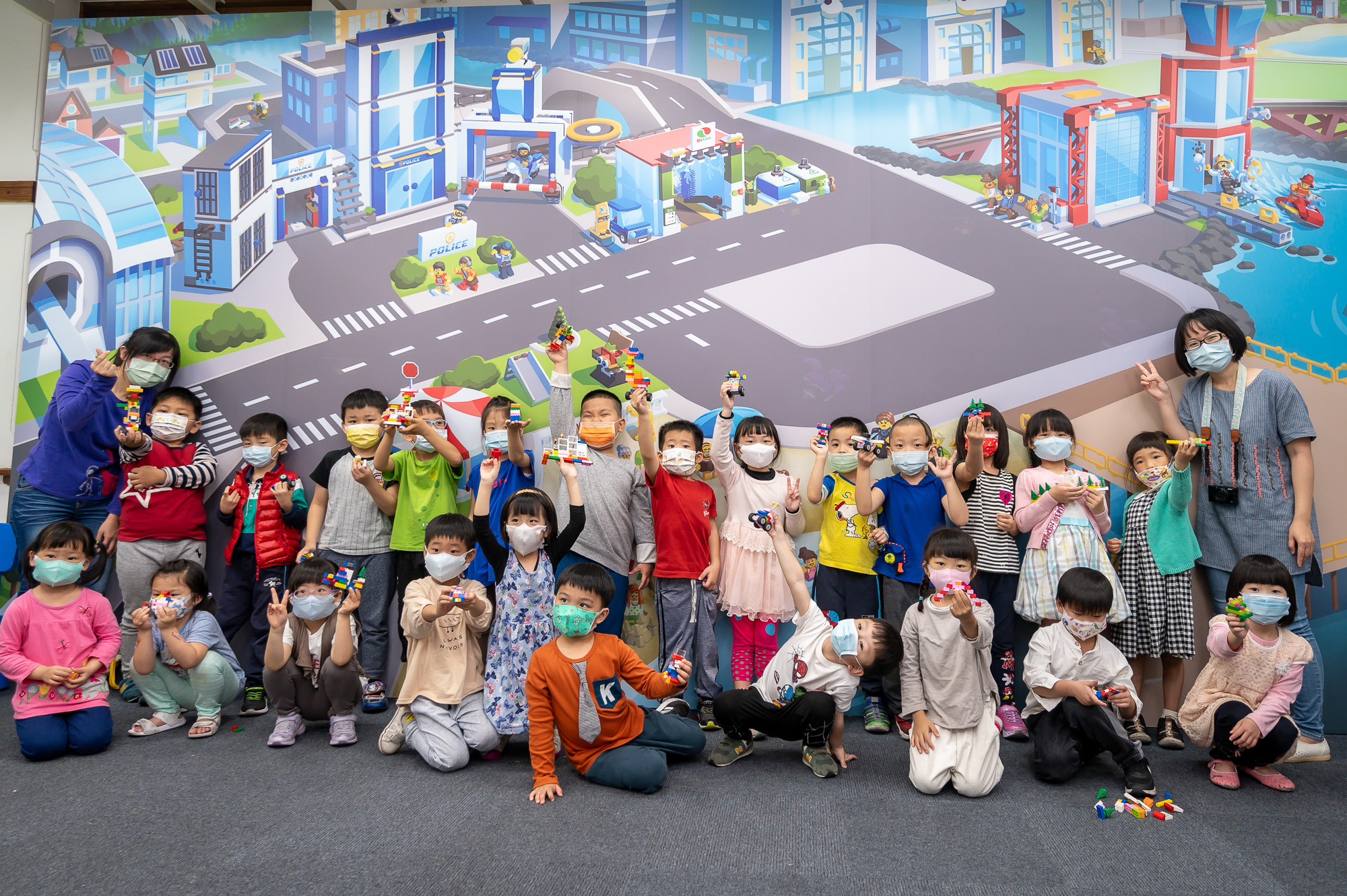 樂高展還原樂高場景，打造3.5公尺的牆面，小孩開心合影。