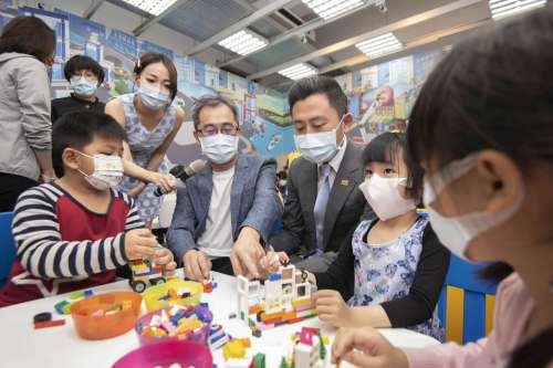 市長、樂高大師黃彥智(左3)、孩子們一起玩樂高