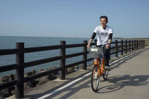 林智堅市長體驗全新17公里海岸自行車道。
