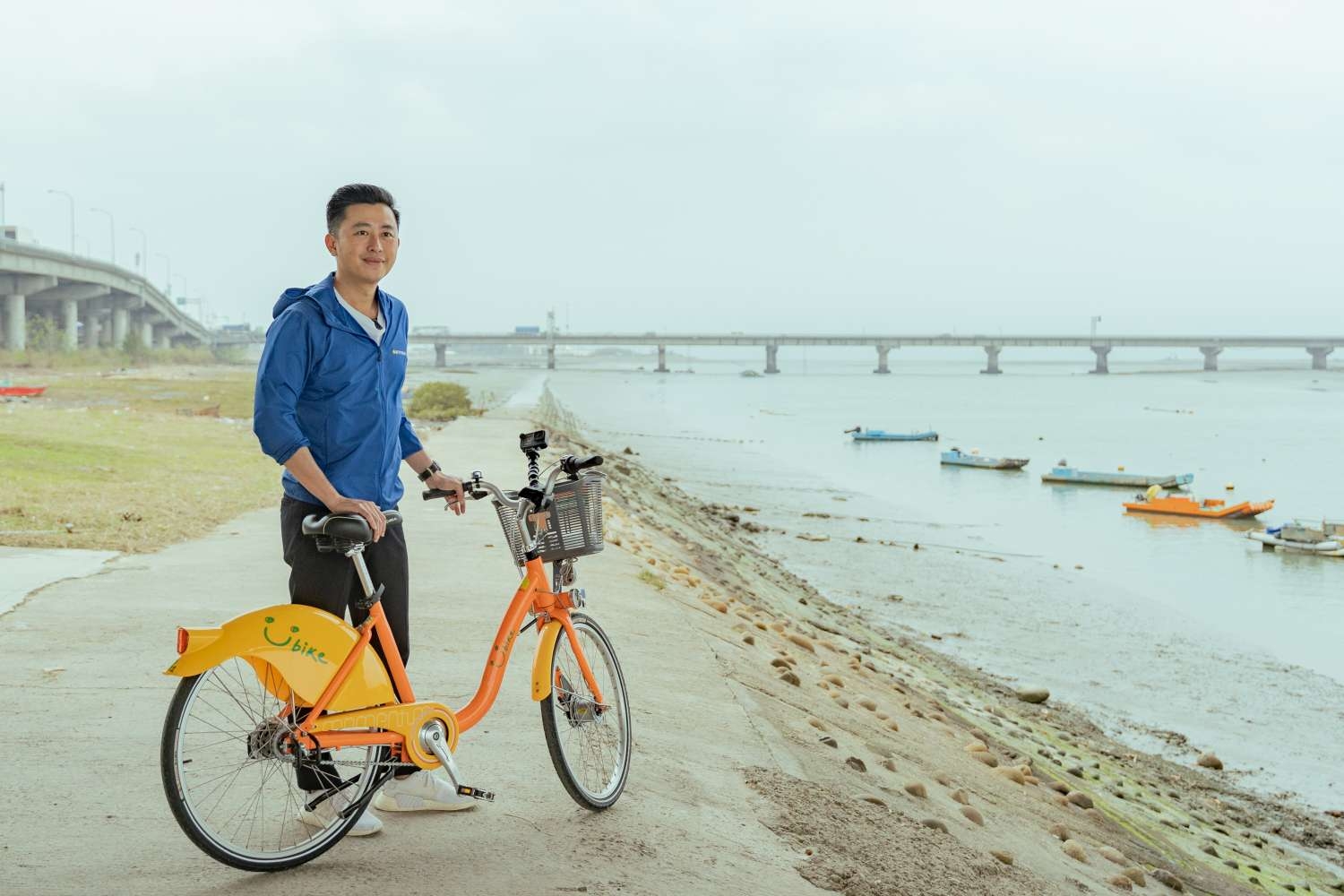 林智堅市長體驗全新17公里海岸自行車道。