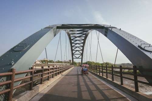 彩虹橋修復後結合在地風情，更名海埔橋、虎山橋。