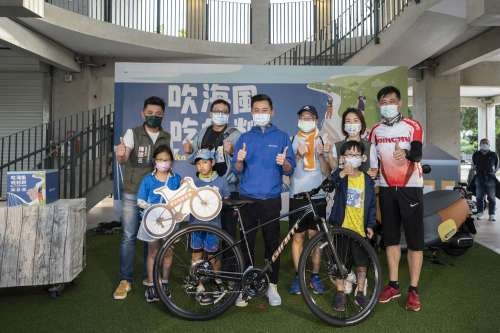 新竹市長林智堅抽出自行車幸運得主。