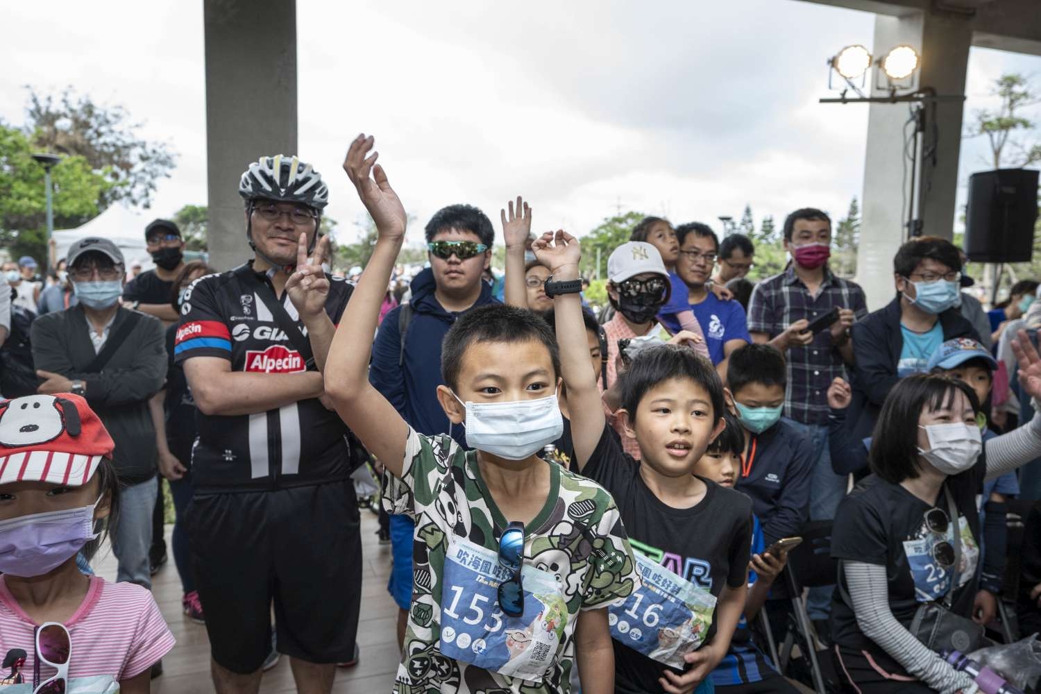 竹市親子單車活動「吹海風 吃好料 17公里海岸 親子單車遊」吸引許多人參加。