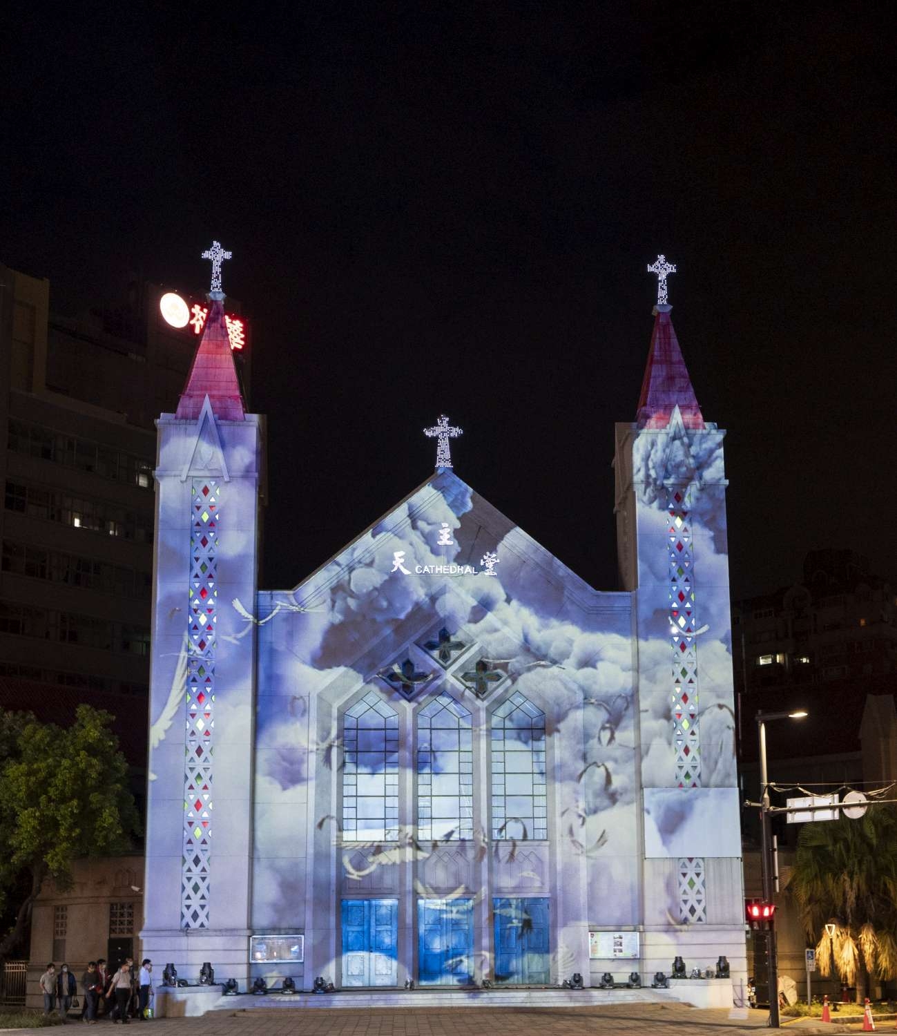 聖母聖心主教座堂（北大教堂）光雕作品「拂曉之翼」畫面，猶如史詩級電影特效。