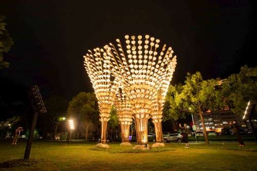 客家燈區「善之樹」作品由知名建築師甘銘源創作，展期至11月27日。