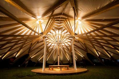 客家燈區「落水唷」作品由藝術家范承宗將象徵緣分與圓滿的客家「油紙傘」解構、複製與重組，打造一頂大型戶外帳篷，展期至11月27日。