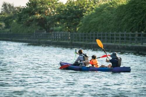 新竹市政府於中秋連假舉辦獨木舟體驗活動，吸引逾200人次報名參與。