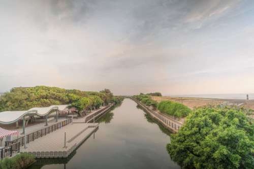 港南運河公園完成「進化三部曲」，上游設有全台單一最大「多層複合濾料淨化設施（MSL）」，每日導入3千頓活水，成功淨化優養化水域。
