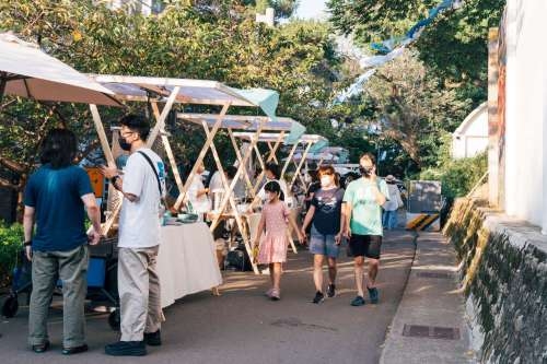 新竹玻璃設計藝術節在新竹公園盛大舉辦，圖為廣場「透明市集」。
