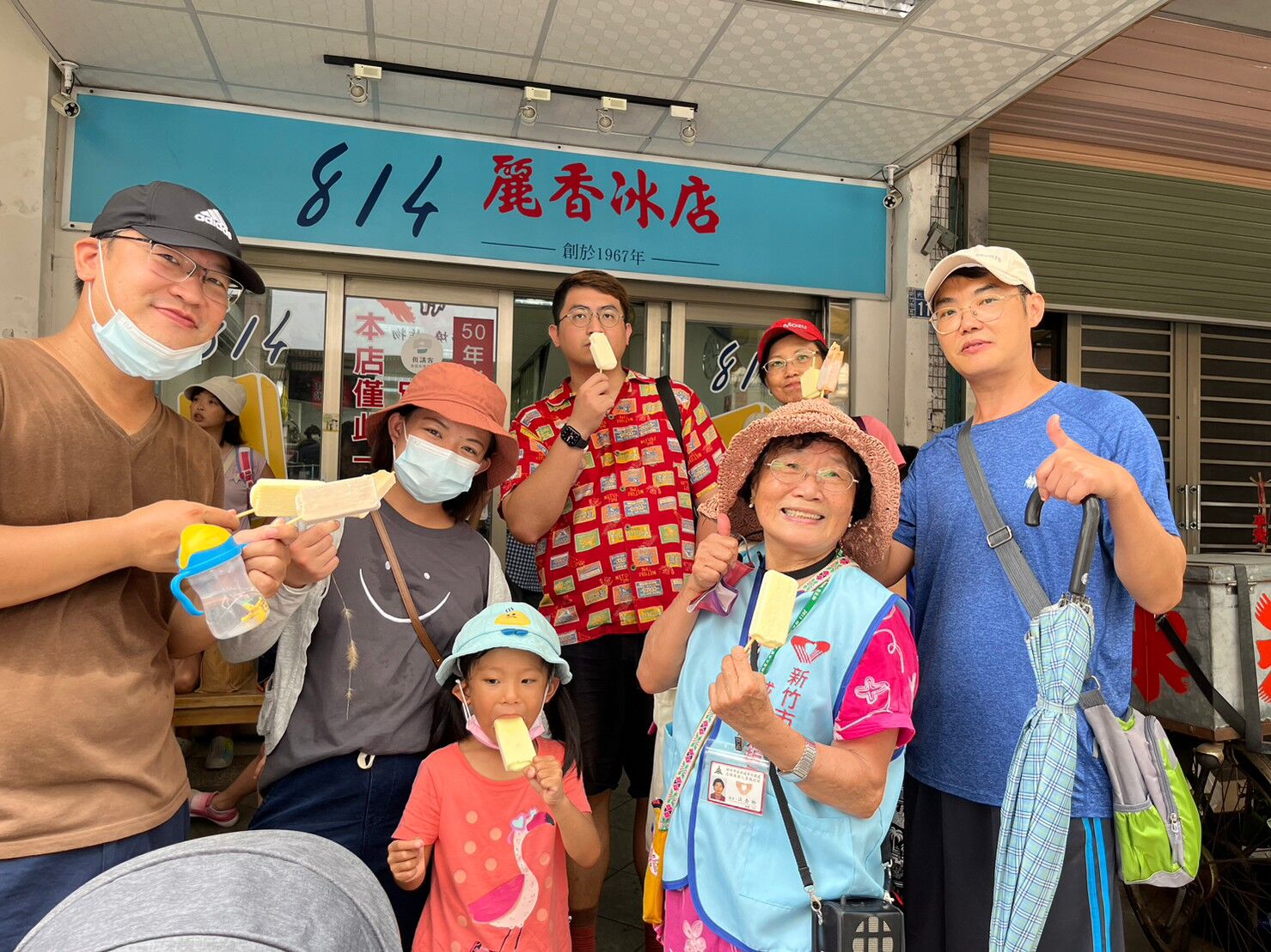 竹市舊城假日小旅行贈送「814麗香冰店」冰棒消暑。